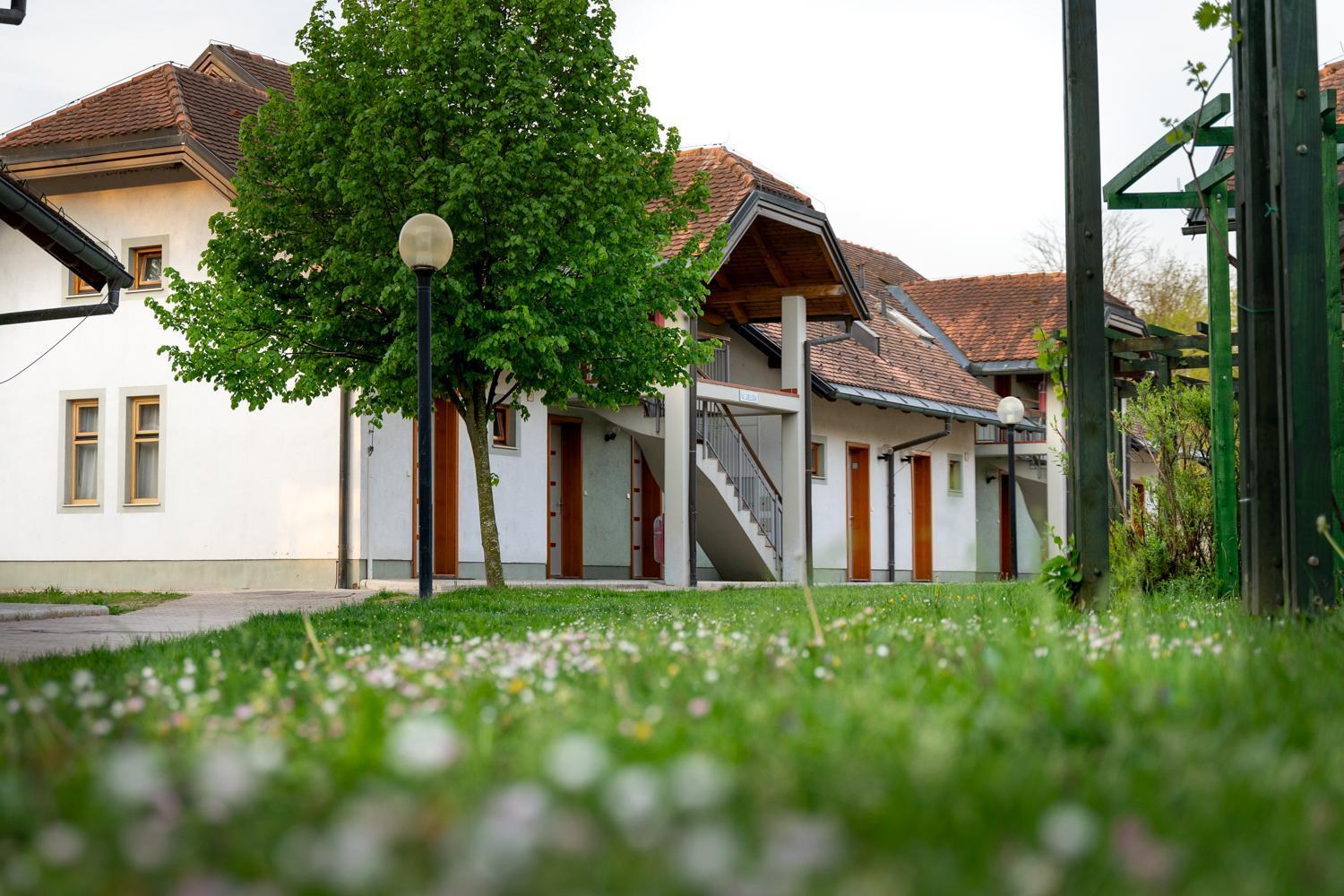 Terme Banovci - Hotelsko Naselje Zeleni Gaj ภายนอก รูปภาพ